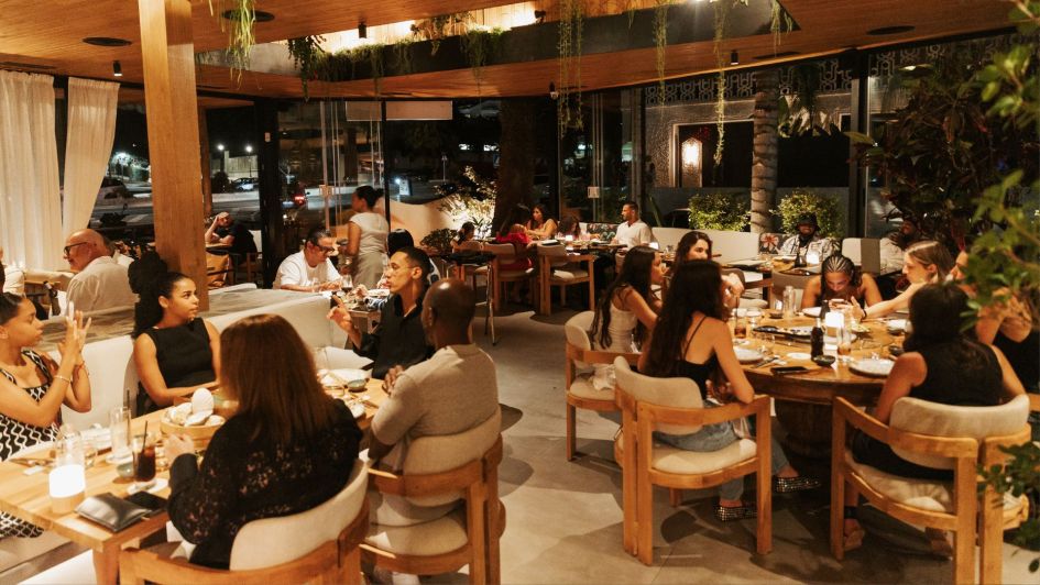 Innenraum des Koi Restaurants, Marbella Golden Mile, zur Stoßzeit