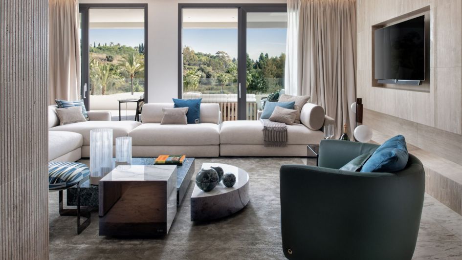Wohnbereich mit Bergblick in einer Wohnung in den Epic by Fendi-Residenzen, Marbella Golden Mile