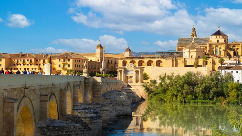 Pont historique au centre de Cordoue, en Andalousie
