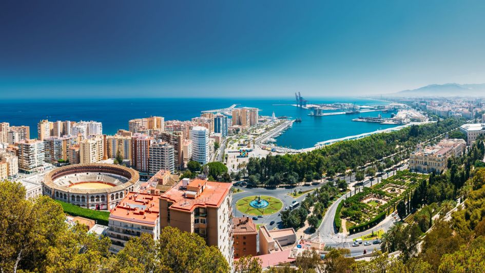 Vue plongeante sur la ville de Malaga, le port, les arènes et la plage de Malagueta