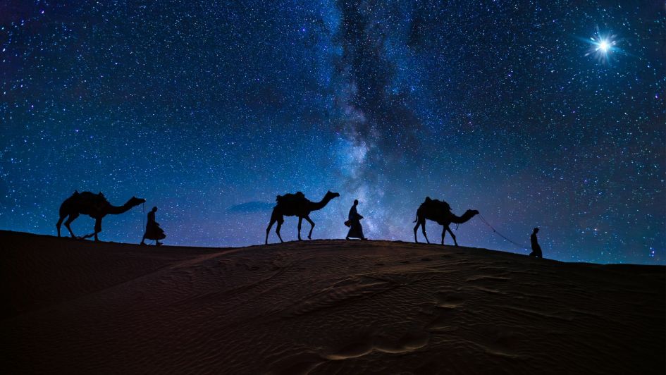Three wise men, reyes magos sihlouettes onn the desert following star
