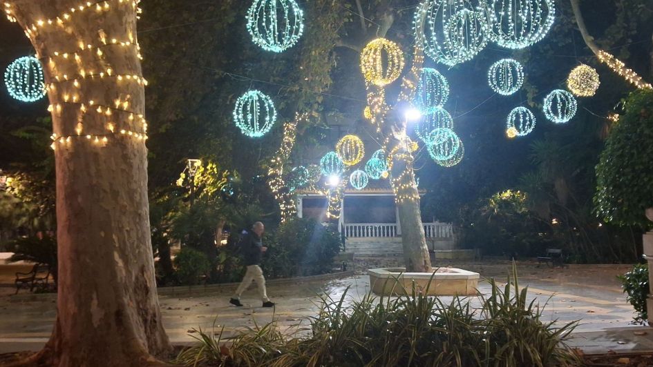 Luces navideñas en el Parque de la Alameda, centro de Marbella, Costa del Sol, España