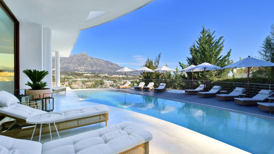 Typical swimming pool and mountain views of a villa under €5M in Marbella