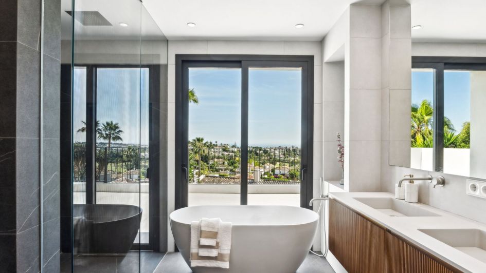 Typical ensuite bathroom of a villa under €5M in Marbella
