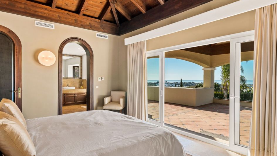 Bedroom with sea views in traditional villa in La Alquería, Benahavís