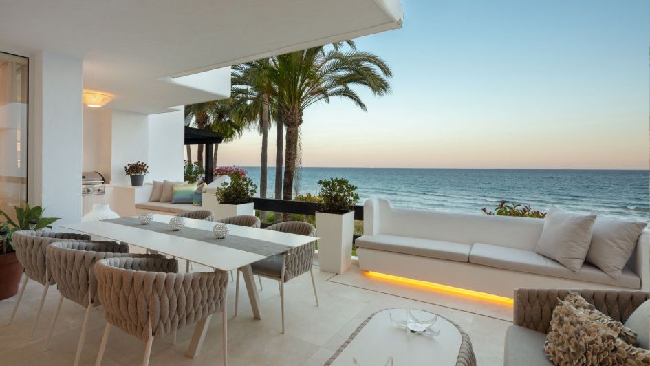 Terrasse am Strand von Puente Romano Marina mit Außenküche und Essbereich, Goldene Meile von Marbella