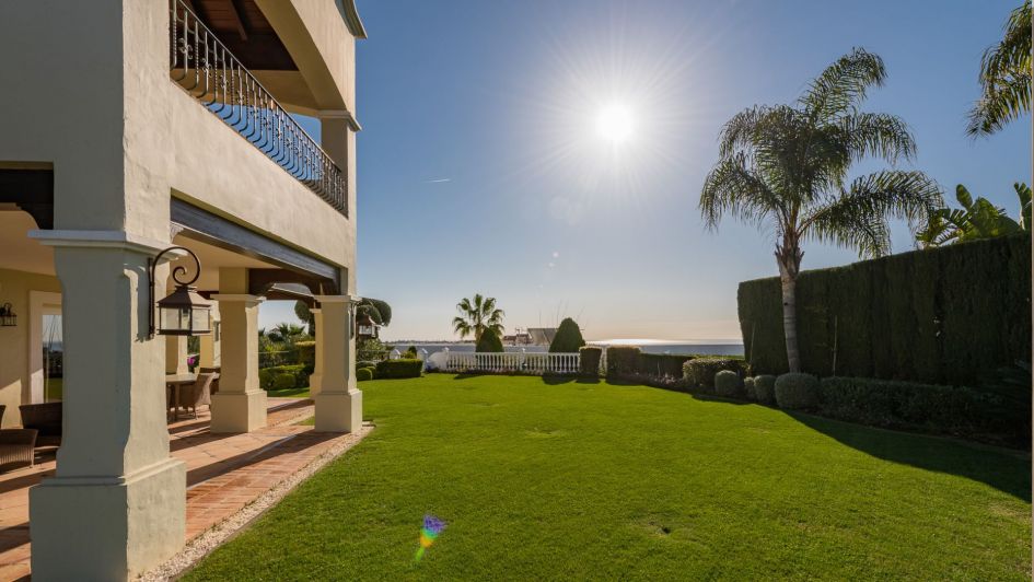 Traditional villa with large garden and sea views in La Alquería, Benahavís