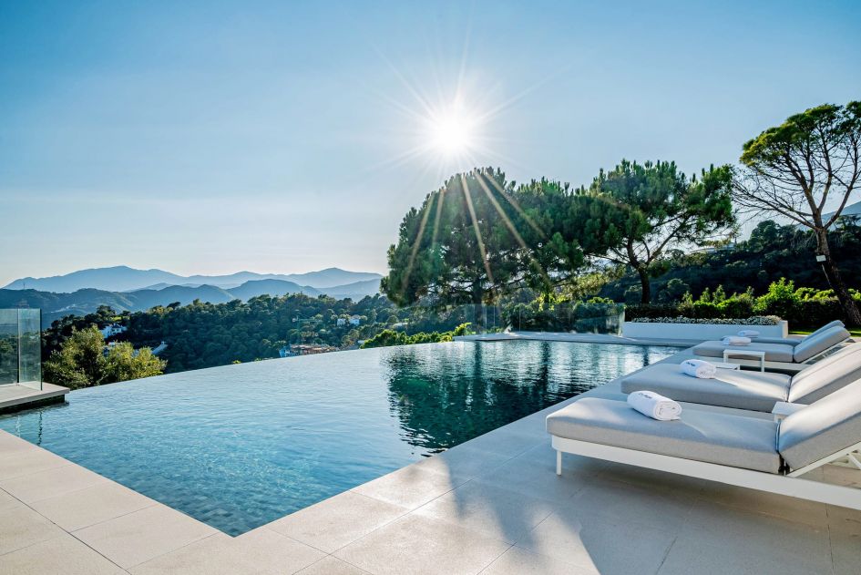 Piscina con vistas del mar en La Zagaleta, Benahavís