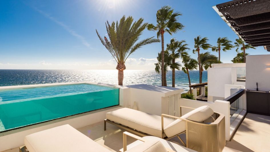 Beachfront terrace with infinity pool in Puente Romano