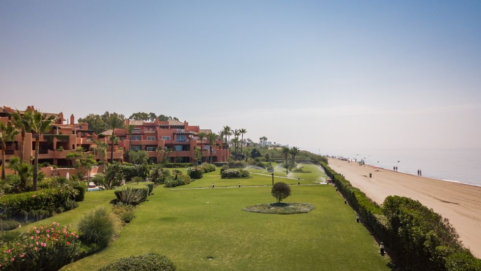 La Morera promoción de lujo en primera línea de playa en la playa de Los Monteros con arena dorada y jardín, Marbella, Costa del Sol, Málaga