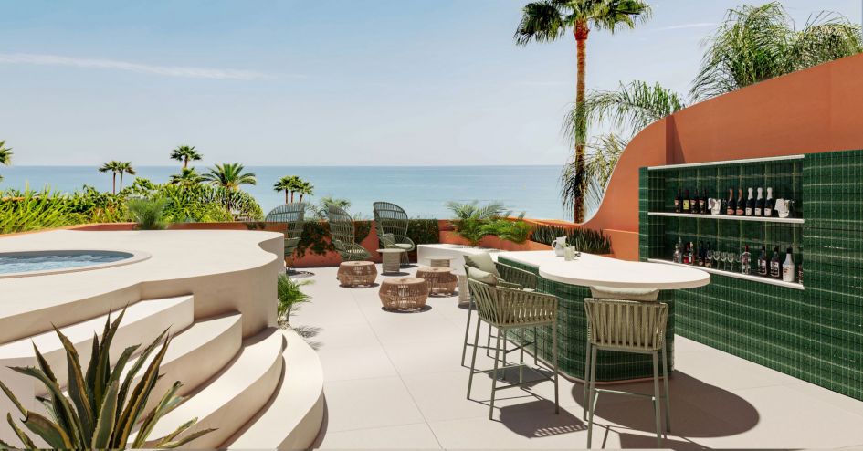 La Morera strandnahen Luxus-Duplex-Penthouse in Los Monteros Strand, Marbella, Costa del Sol, Málaga. Terrasse vor dem Hauptschlafzimmer mit Outdoor-Bar, Jacuzzi mit Meerblick.