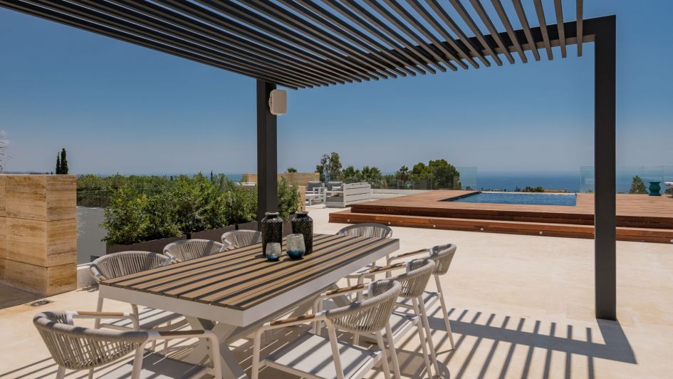 Terrasse et piscine à débordement avec vue panoramique sur la mer à Cascada de Camojan