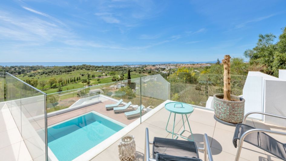 Preciosa terraza y piscina con vistas panorámicas en El Paraíso, Benahavís