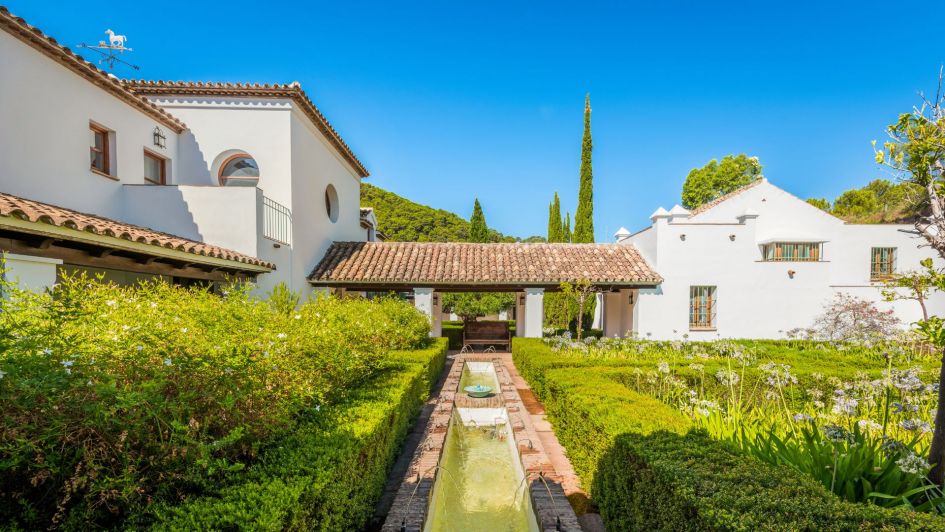 Terraza ajardinada en un cortijo español