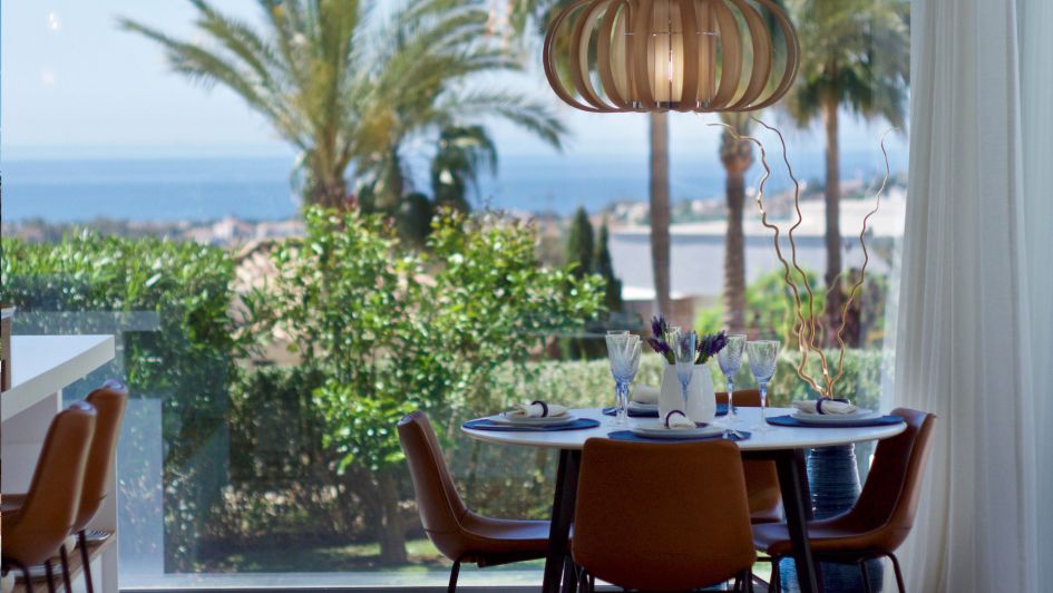 Dining setting with incredible sea views in La Alquería, Benahavís