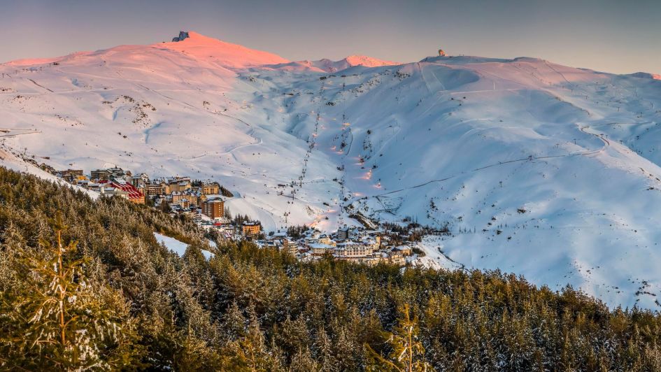 Village de Pradallano à la fin de la saison, montrant les forêts de pins autour des crevasses, Sierra Nevada, Grenade, Andalousie
