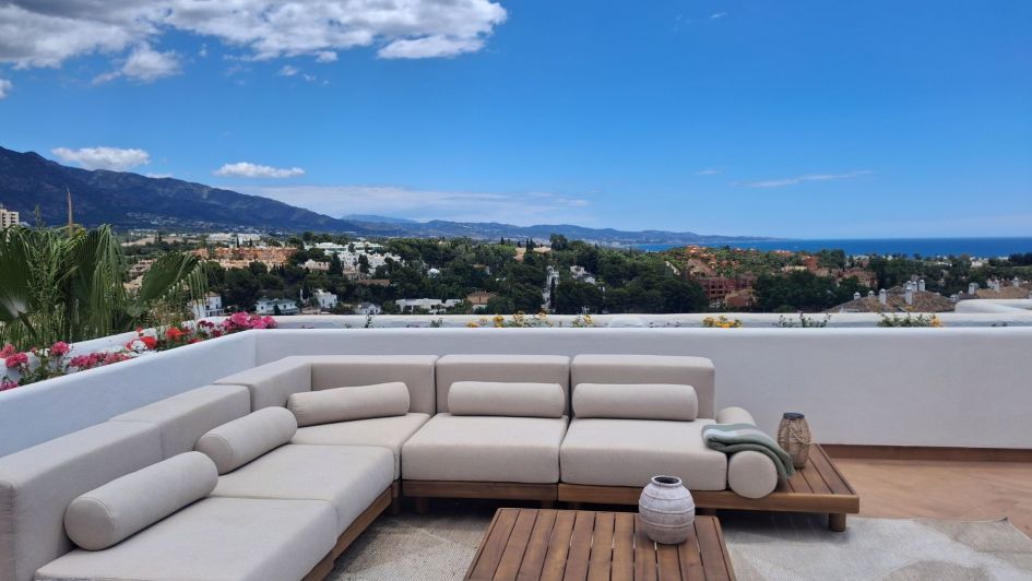 Terrace with panoramic views in Nueva Andalucía