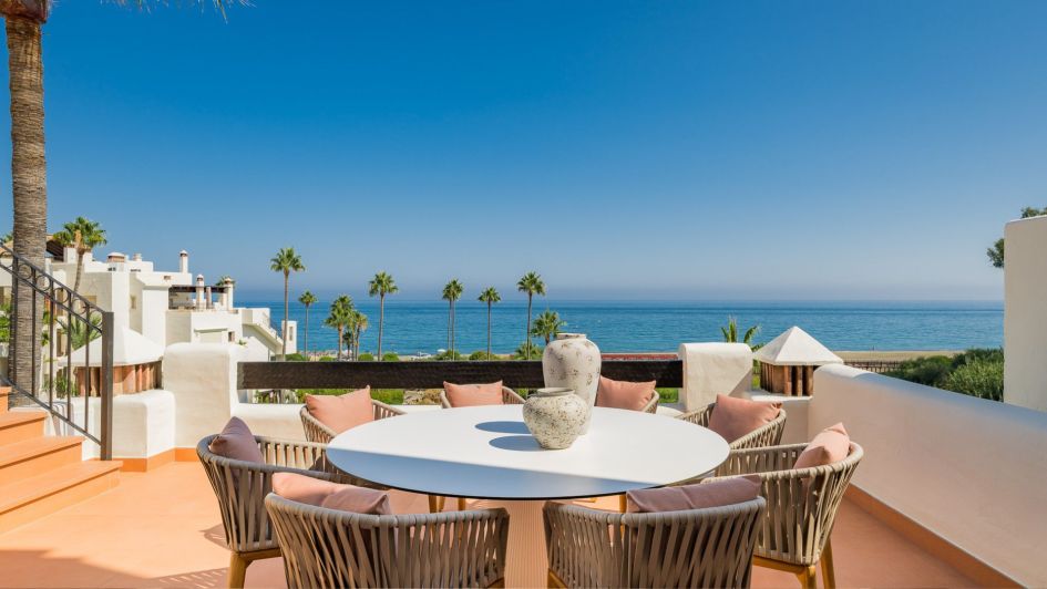 Terrasse de restauration avec mobilier design, vue panoramique sur la mer à Bahia de Velerín à Estepona