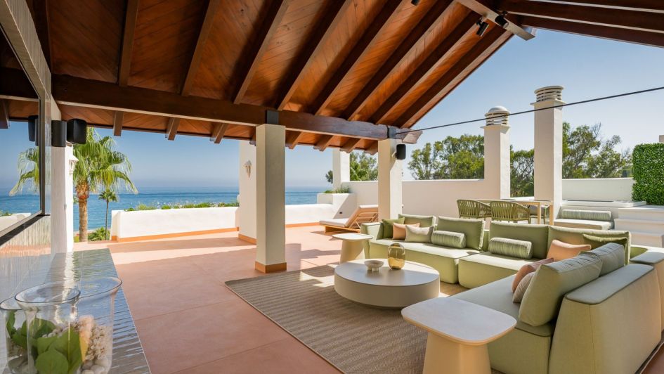 Roof terrace with pergola and panoramic sea views in Bahía de Velerin, Estepona