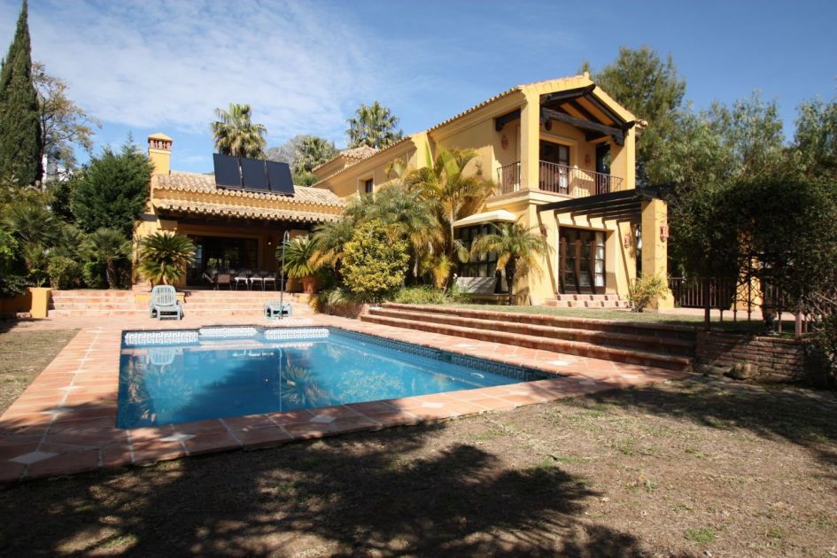 Bonita villa con vistas al mar en venta en Altos Reales. Precio: 1.880.000 €