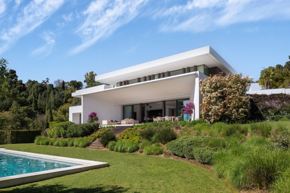 Villa Windfall en La Reserva del Alcuzcuz, Benahavís, con piscina climatizada, jardines y vistas al Mediterráneo.
