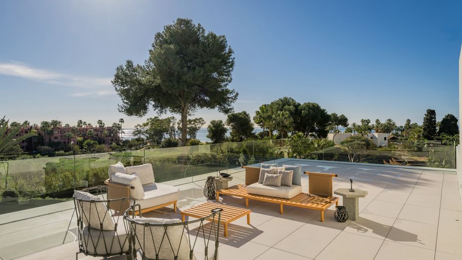 Elegante terraza moderna con impresionantes vistas al mar Mediterráneo ubicada en Bahía de Marbella