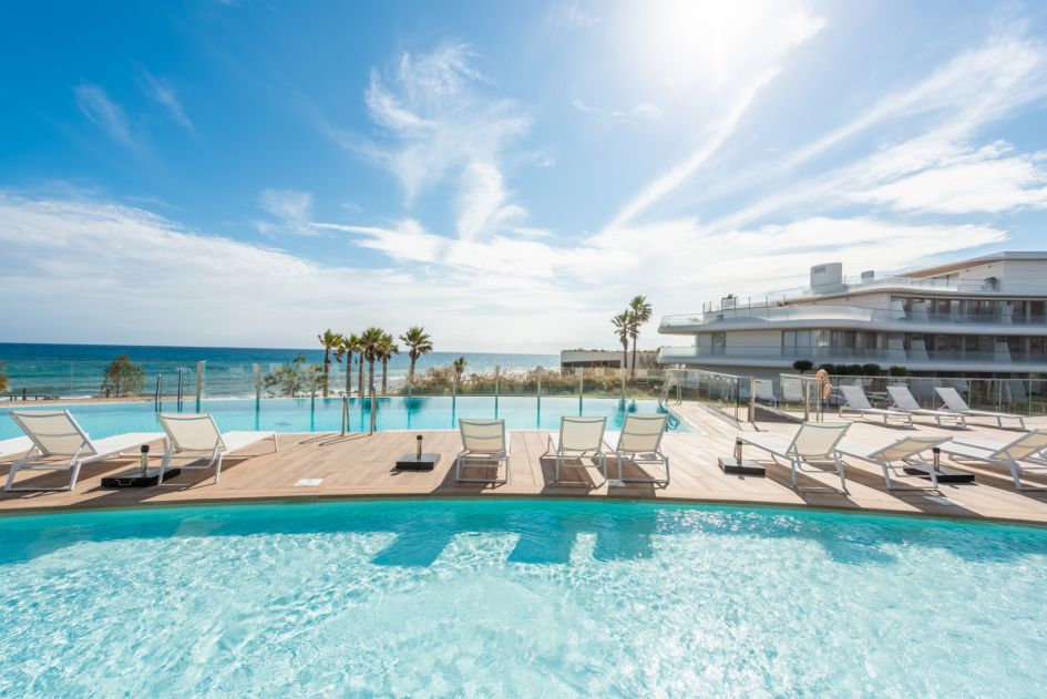 Piscina en nueva promoción en Marbella