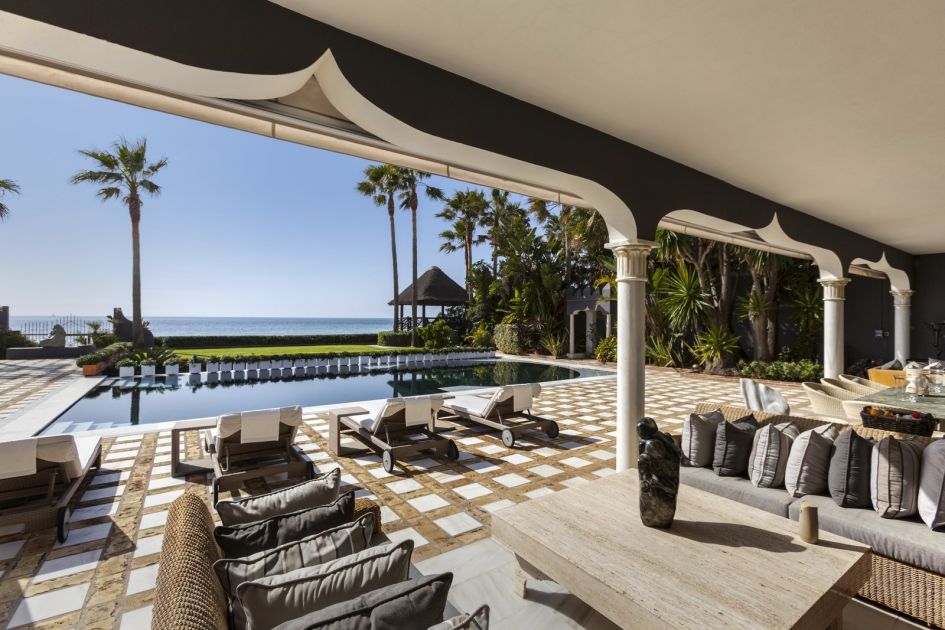 Sea Front Estate in Los Monteros, Marbella East