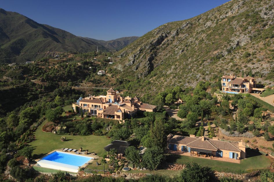 An estate between mountain and sea