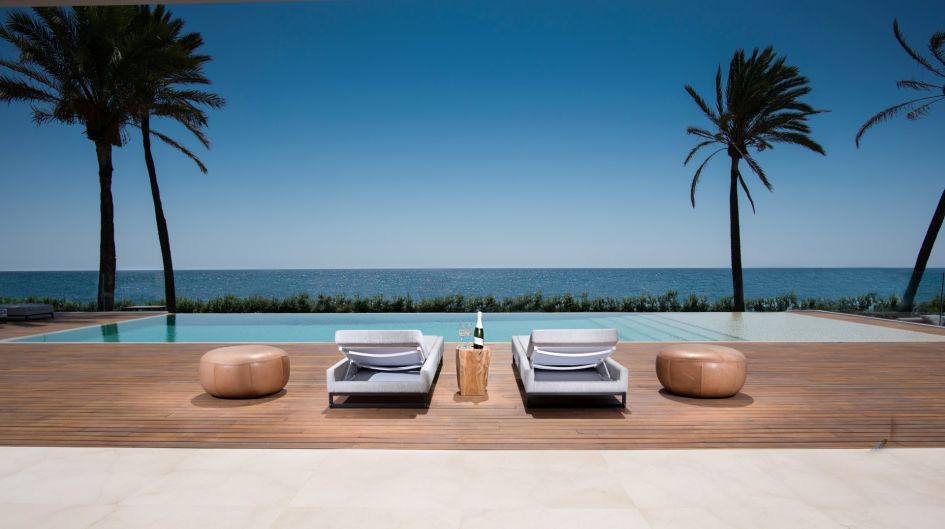 Exceptional beachside villa in the New Golden Mile