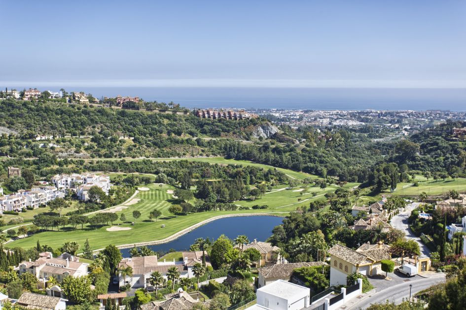 The area of Los Arqueros and its golf