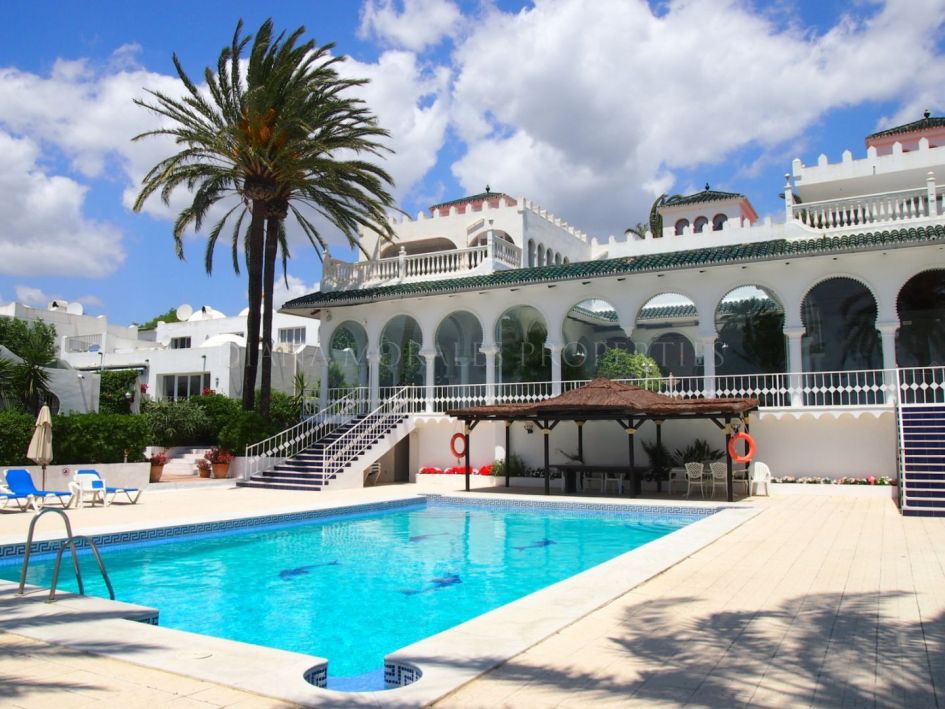 Exclusiva Villa En Primera Línea del Mar en venta en El Oasis Club, Marbella