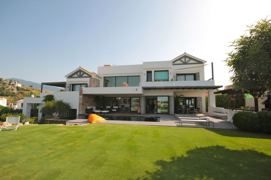 Villa Moderna en Primera Línea de Golf en Benahavis