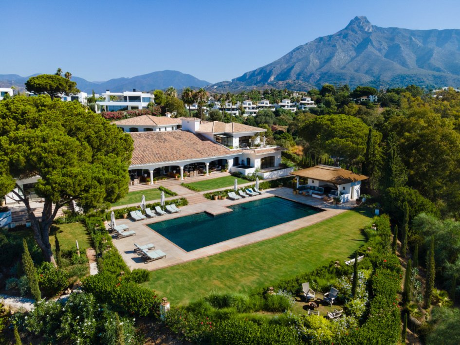 Luxurious villa in Marbella featuring an infinity pool with stunning sea views