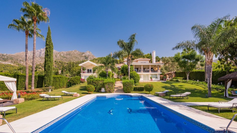 Grand villa on private estate in Cascada de Camoján