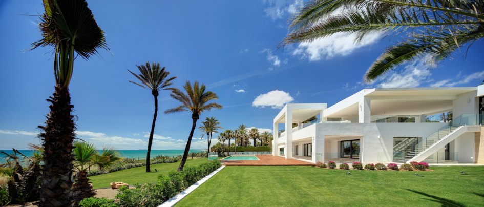 Espectacular villa moderna en primera línea de Playa al oeste de Marbella