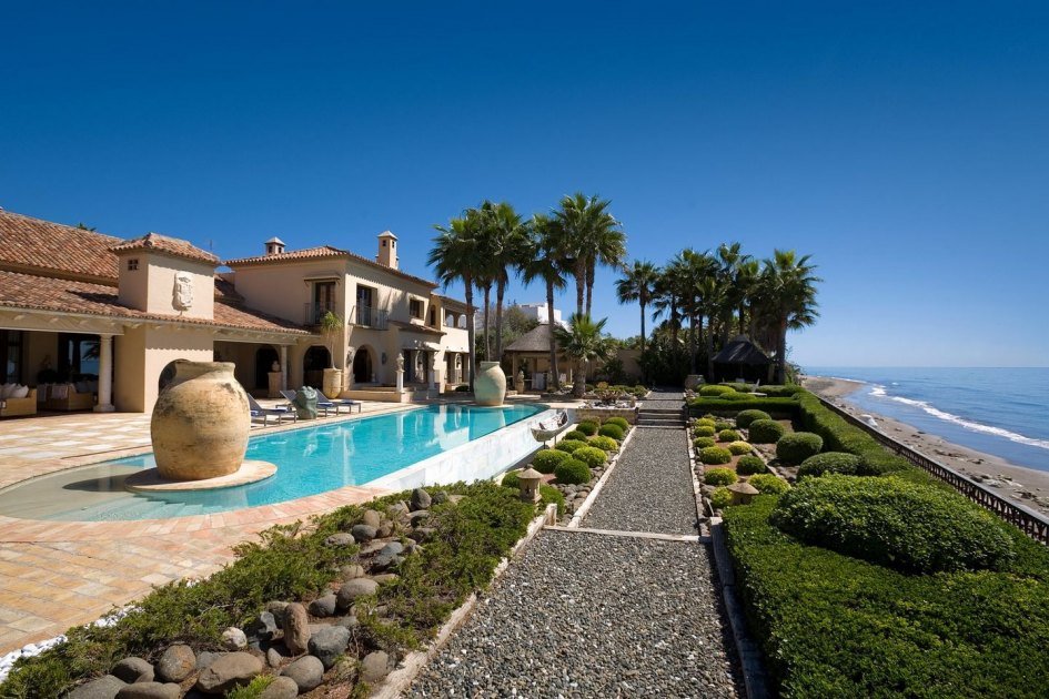 Fabulosa Villa en Primera Línea de Playa en Los Monteros