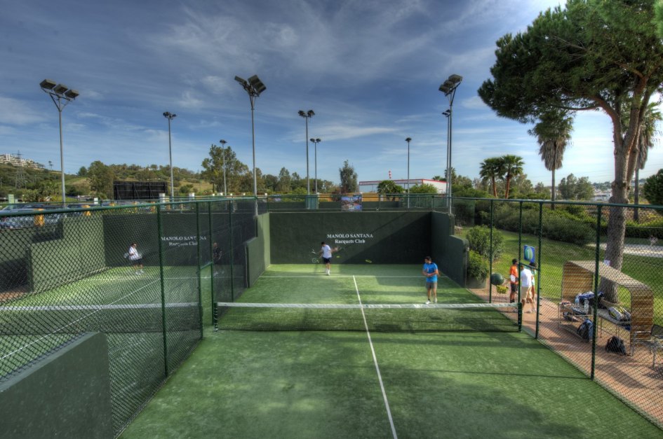 Foto de una pista de tenis en el Manolo Santana Racquets Club