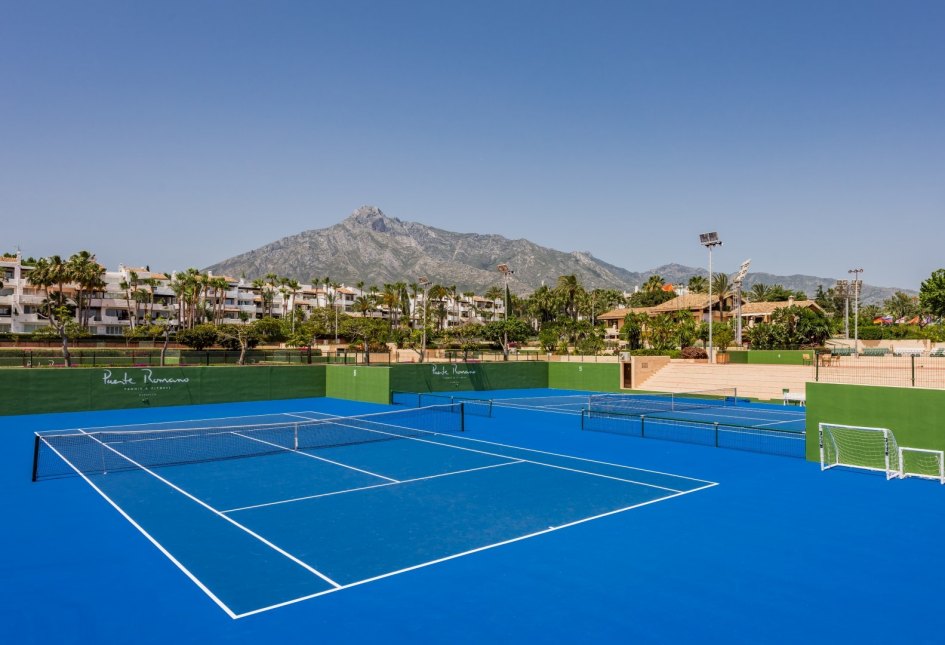 Image of tennis court of Puente Romano