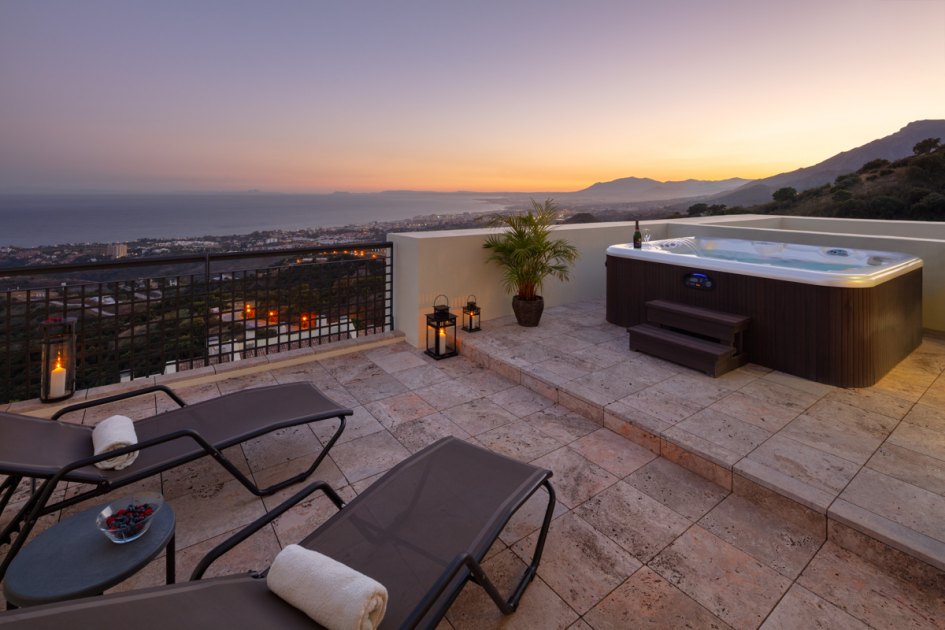 Los Altos de los Monteros, Duplex penthouse with fantastic views of the coast