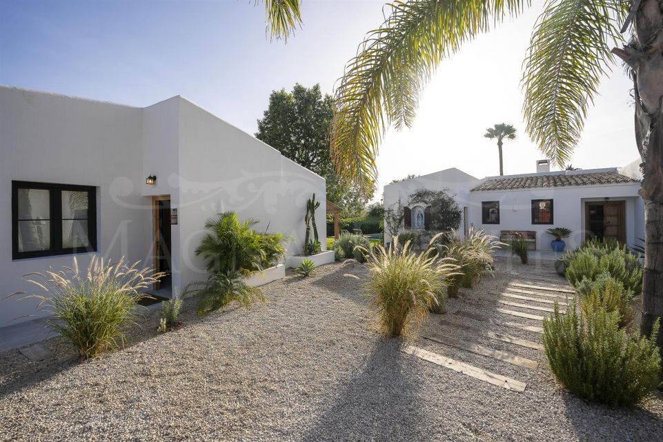 Casa de estilo ibicenco en una sola planta en Guadalmina Alta, Marbella
