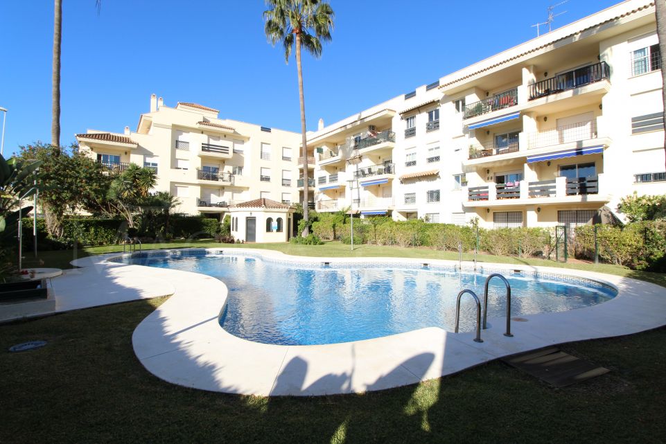 Corner apartment, very bright, walking distance to Puerto Banus.