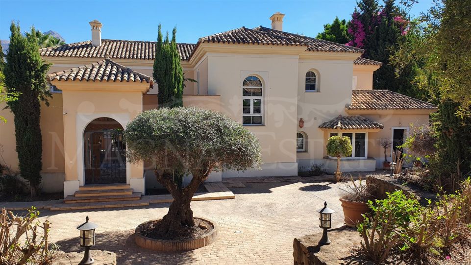 Investor opportunity: Great villa to renovate in Nueva Andalucía, on the first line of golf