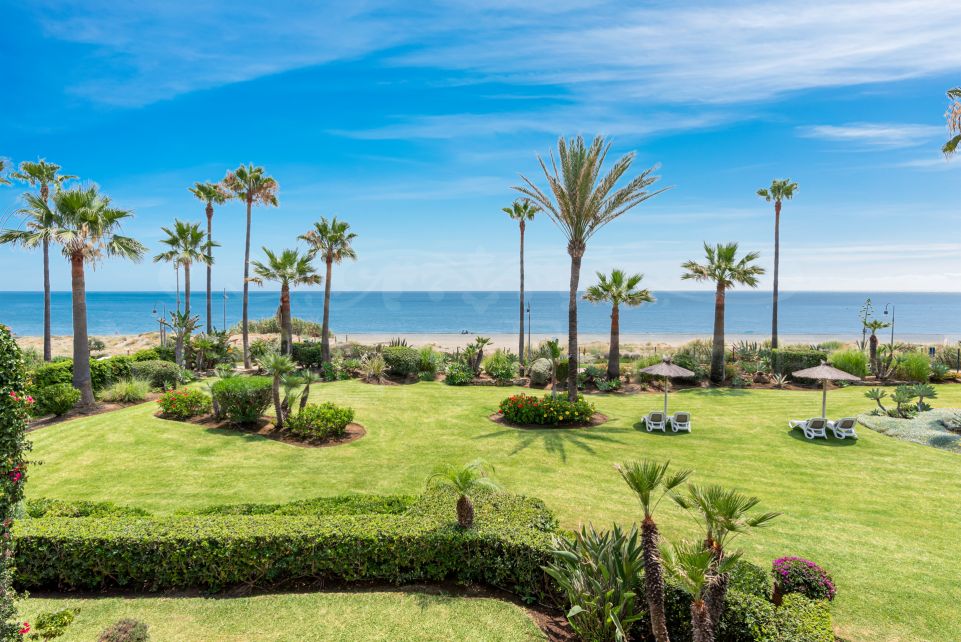 Apartment in first line of beach and completely renovated in Costalita, Estepona.