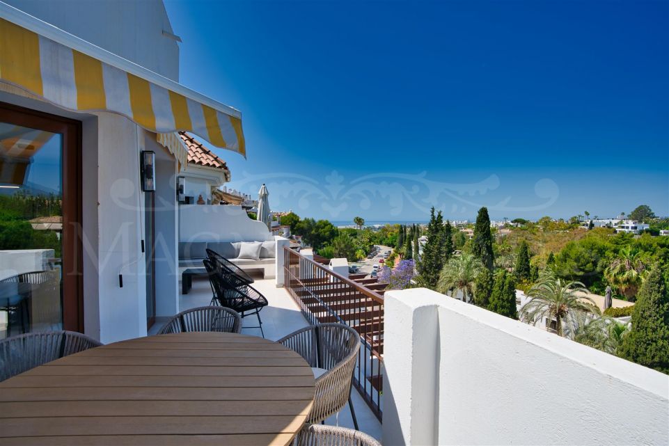 Espectacular ático dúplex de 3 dormitorios con vistas al mar en la Milla Oro, totalmente reformado