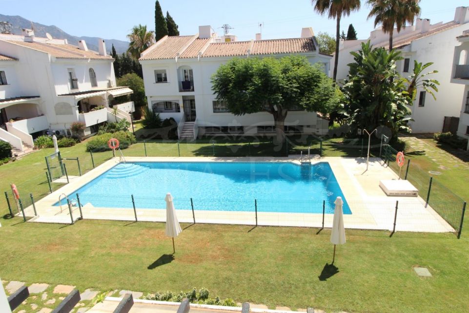 Casa adosada con 4 dormitorios en el corazón de Nueva Andalucía, Marbella