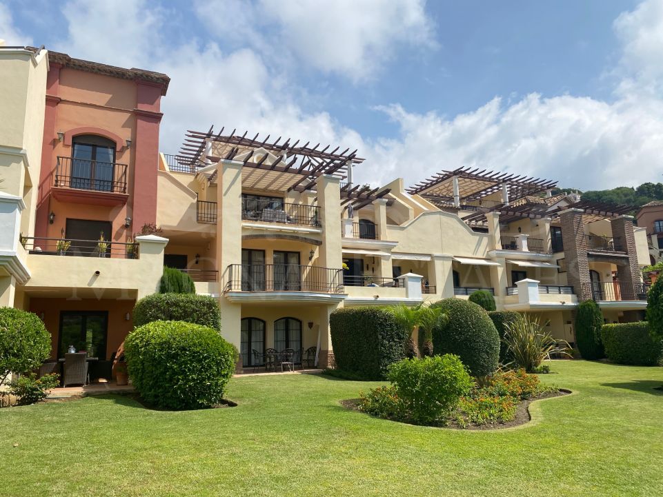 Apartamento de 3 dormitorios en Los Arqueros Golf, Benahavís