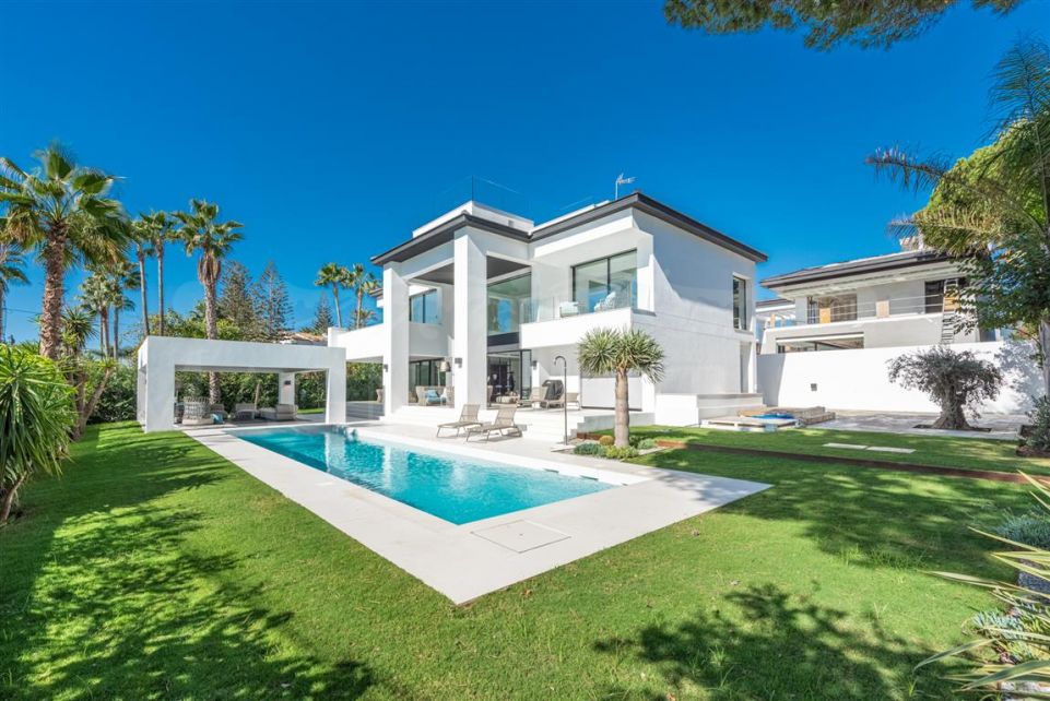 Villa de nueva construcción al borde del mar en San Pedro Alcántara, Marbella