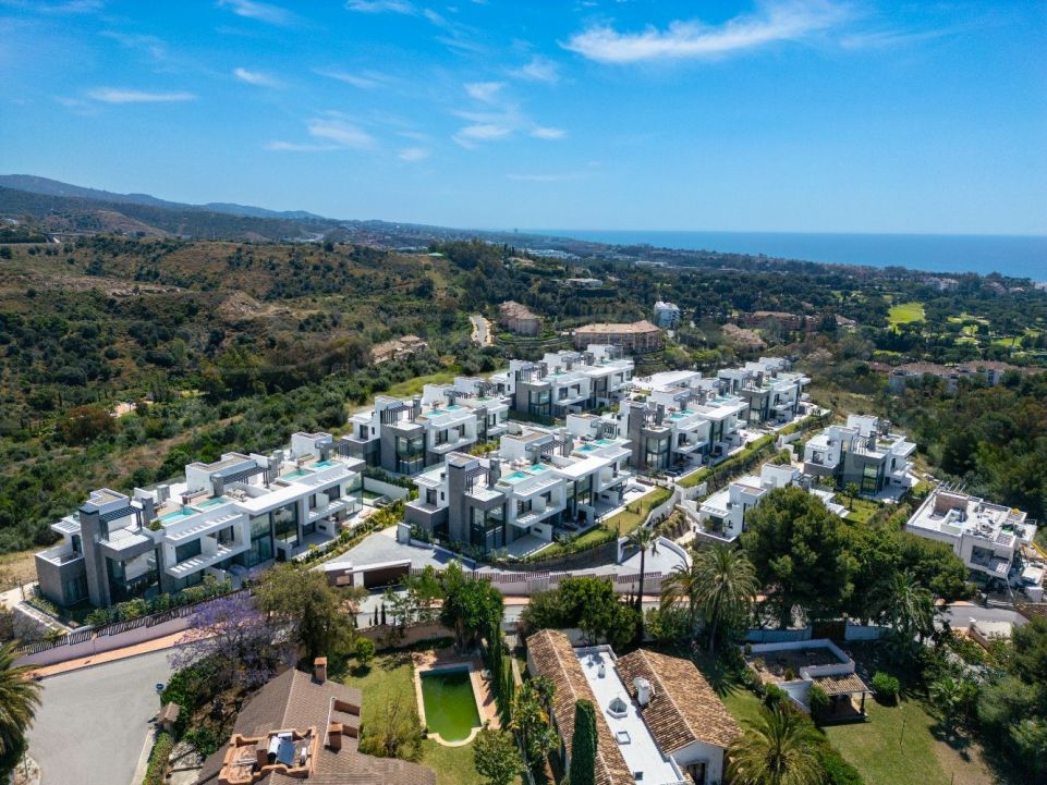 Villa – chalet adosados en Rio Real, Marbella, con vistas al mar