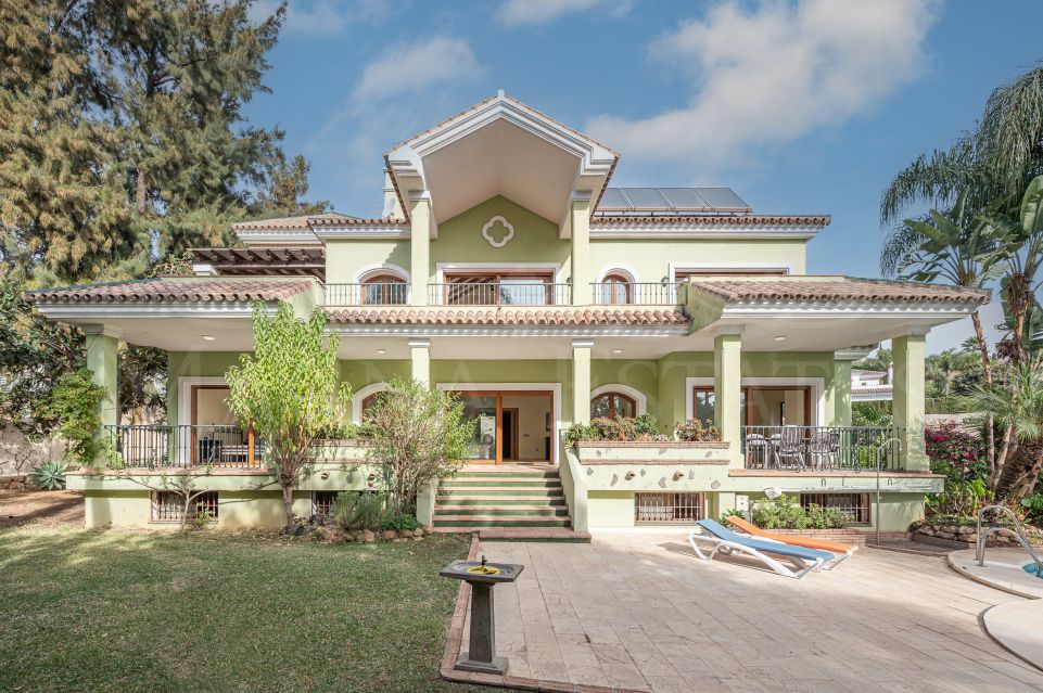 Magnificent and stately villa in El Paraíso Alto, Benahavis.